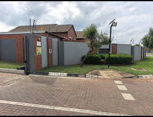 3 BEDROOM TOWNHOUSE FOR SALE IN MONAVONI